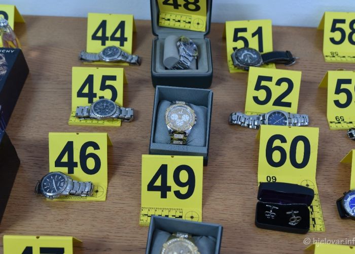 Blisko povezane osobe provaljivale u kuće i stanove – Policija izložila pronađenu robu – Možda je ovo vaše?
