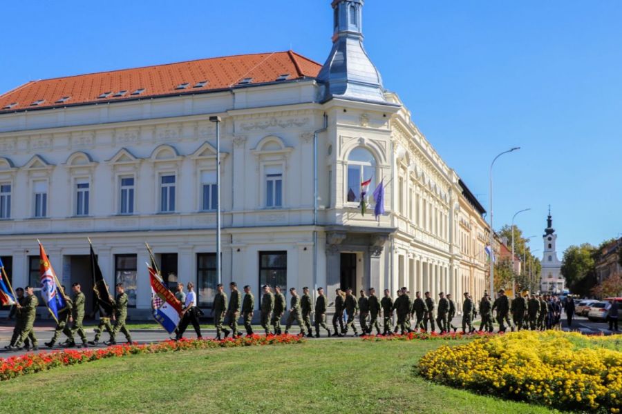 DAN GRADA BJELOVARA- POLAGANJE VIJENACA, VOJNA CEREMONIJA I MIMOHOD POBJEDNIKA