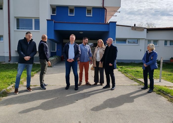 NOVOOBNOVLJENI DOM ZDRAVLJA U GRUBIŠNOM POLJU ZABLISTAO NOVIM PLAVO-BIJELIM IZGLEDOM