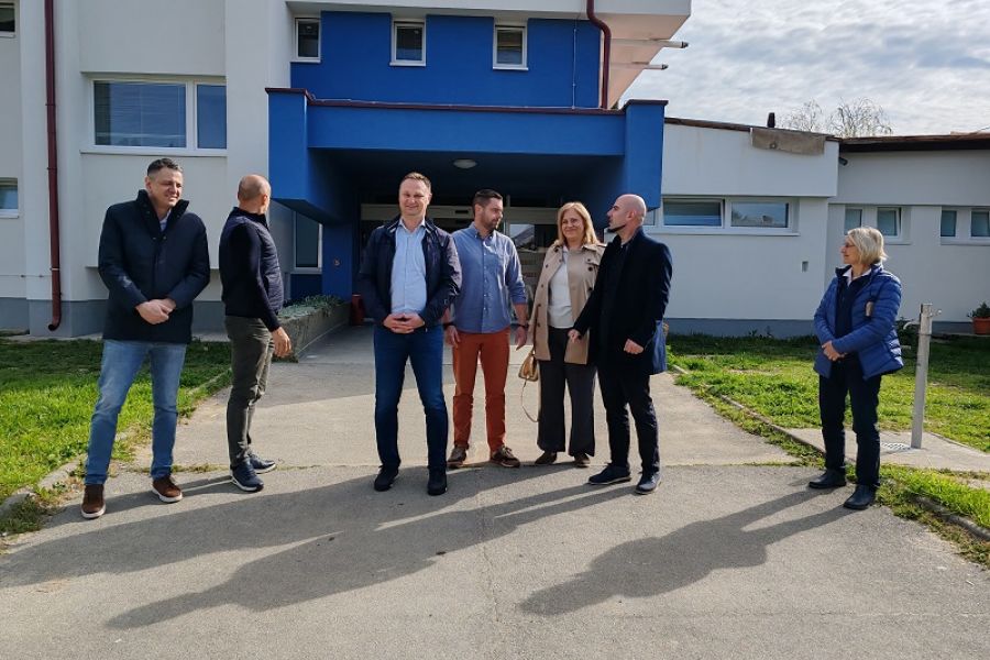 NOVOOBNOVLJENI DOM ZDRAVLJA U GRUBIŠNOM POLJU ZABLISTAO NOVIM PLAVO-BIJELIM IZGLEDOM
