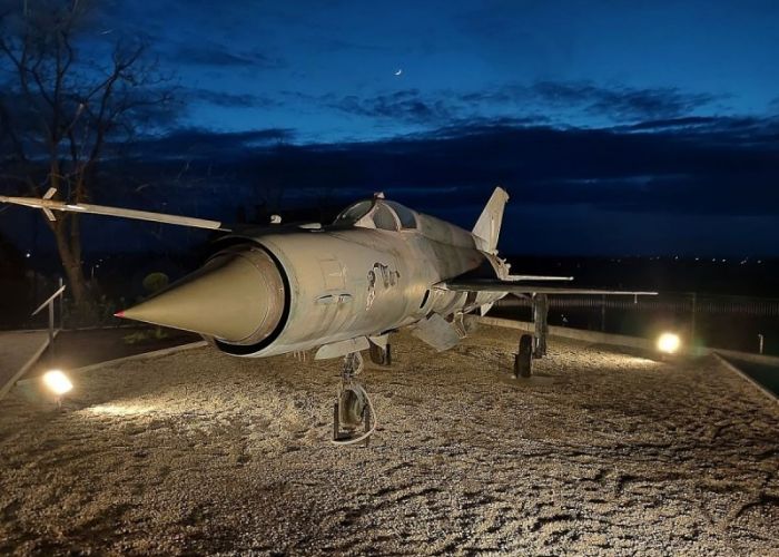LEGENDARNI RATNI ZRAKOPLOV MiG-21 STIGAO U BJELOVAR NA RESTAURACIJU