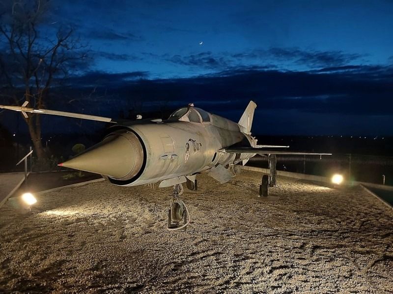 LEGENDARNI RATNI ZRAKOPLOV MiG-21 STIGAO U BJELOVAR NA RESTAURACIJU