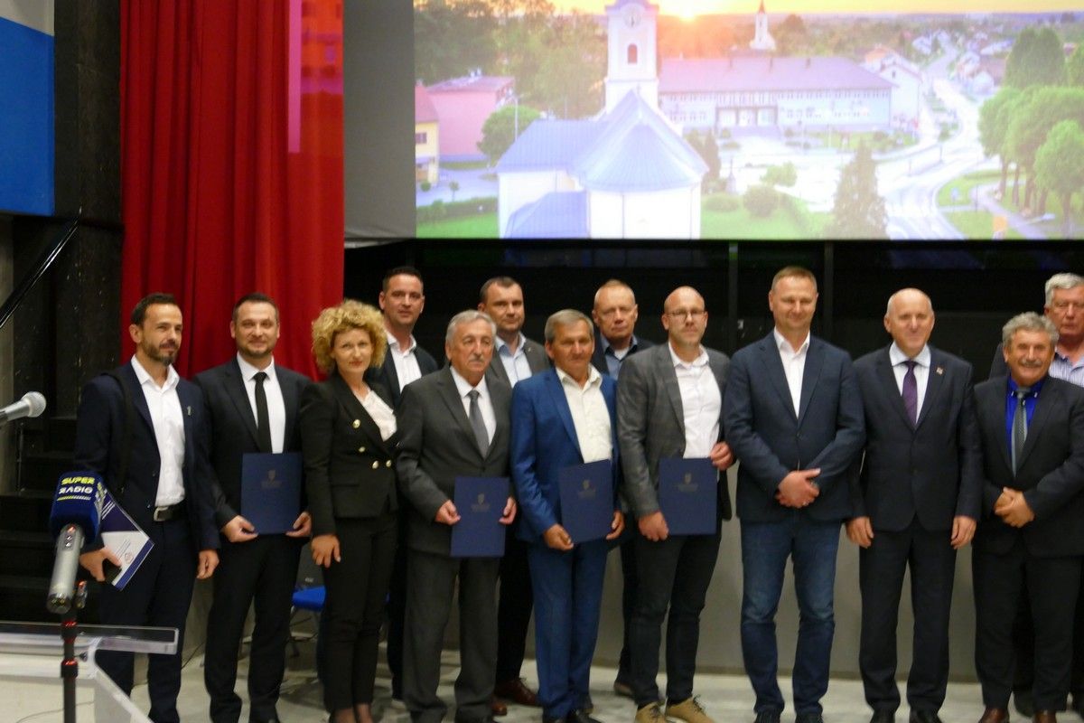 Ministar Bačić potpisao ugovore o izgradnji stanova u Bjelovarsko-bilogorskoj županiji i razvoju infrastrukture u Bjelovarsko - bilogorskoj županiji Ministar Bačić potpisao ugovore o izgradnji stanova u Bjelovarsko-bilogorskoj županiji i razvoju infrastrukture u Bjelovarsko - bilogorskoj županiji