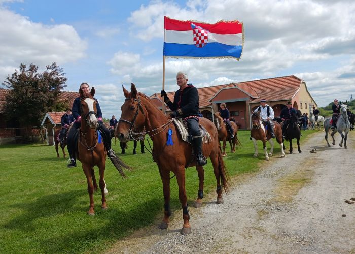 BLAGOSLOV KONJA U OPĆINI N0VA RAČA NA BLAGDAN SV. JURJA