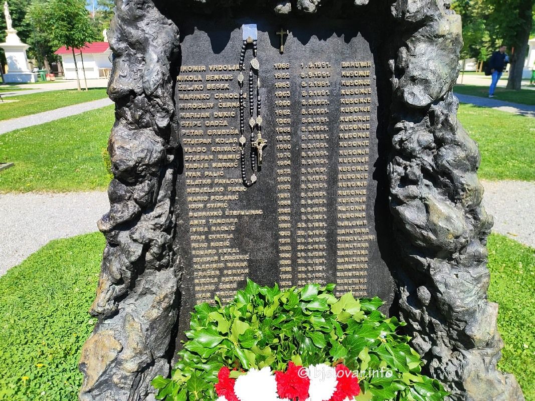 OBILJEŽAVANJE DANA BJELOVARSKO – BILOGORSKE ŽUPANIJE: U GRADSKOM PARKU U BJELOVARU KOD SPOMEN OBILJEŽJA ZA POGINULE, POLOŽENI VIJENCI I ZAPALJENE SVIJEĆE