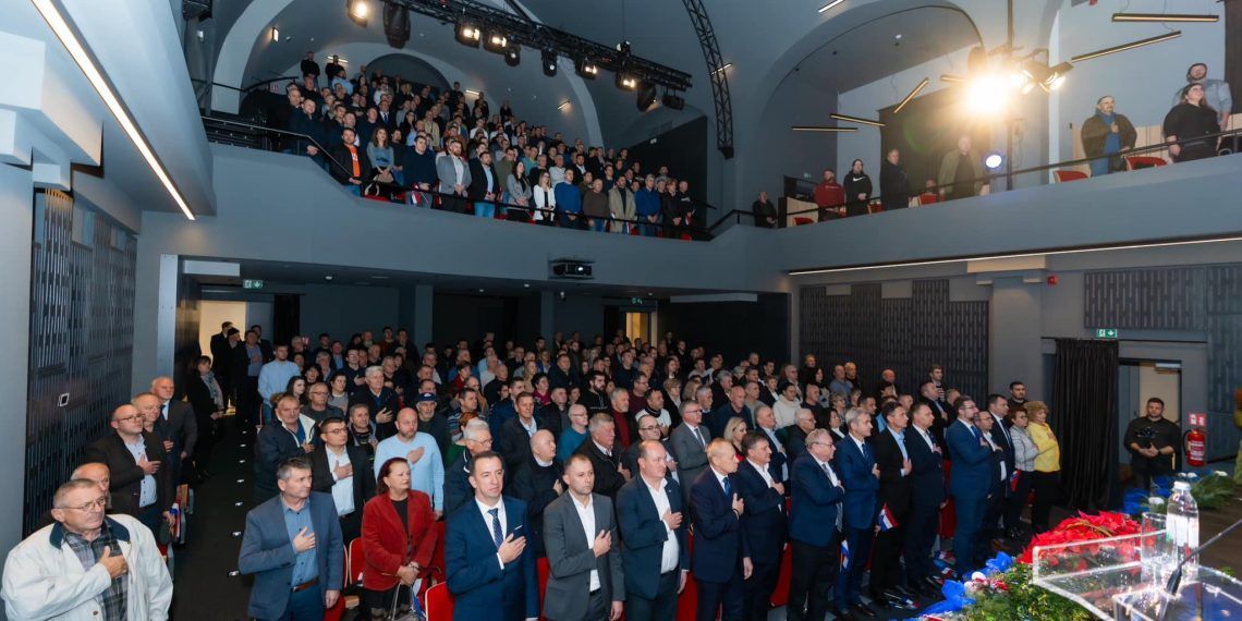 BILI SMO UTEMELJITELJI PRVE DEMOKRATSKE STRANKE U REPUBLICI HRVATSKOJ – 35.godina HDZ-a BILI SMO UTEMELJITELJI PRVE DEMOKRATSKE STRANKE U REPUBLICI HRVATSKOJ – 35.godina HDZ-a
