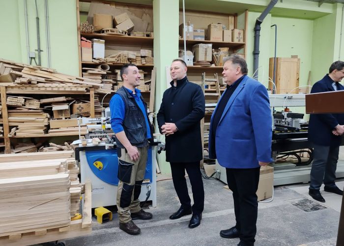 ŽUPAN MARKO MARUŠIĆ SA ZAPOSLENICIMA USTANOVE SUVENIR- SIRAČ, PROSLAVIO 50 GODINA POSTOJANJA TVRTKE