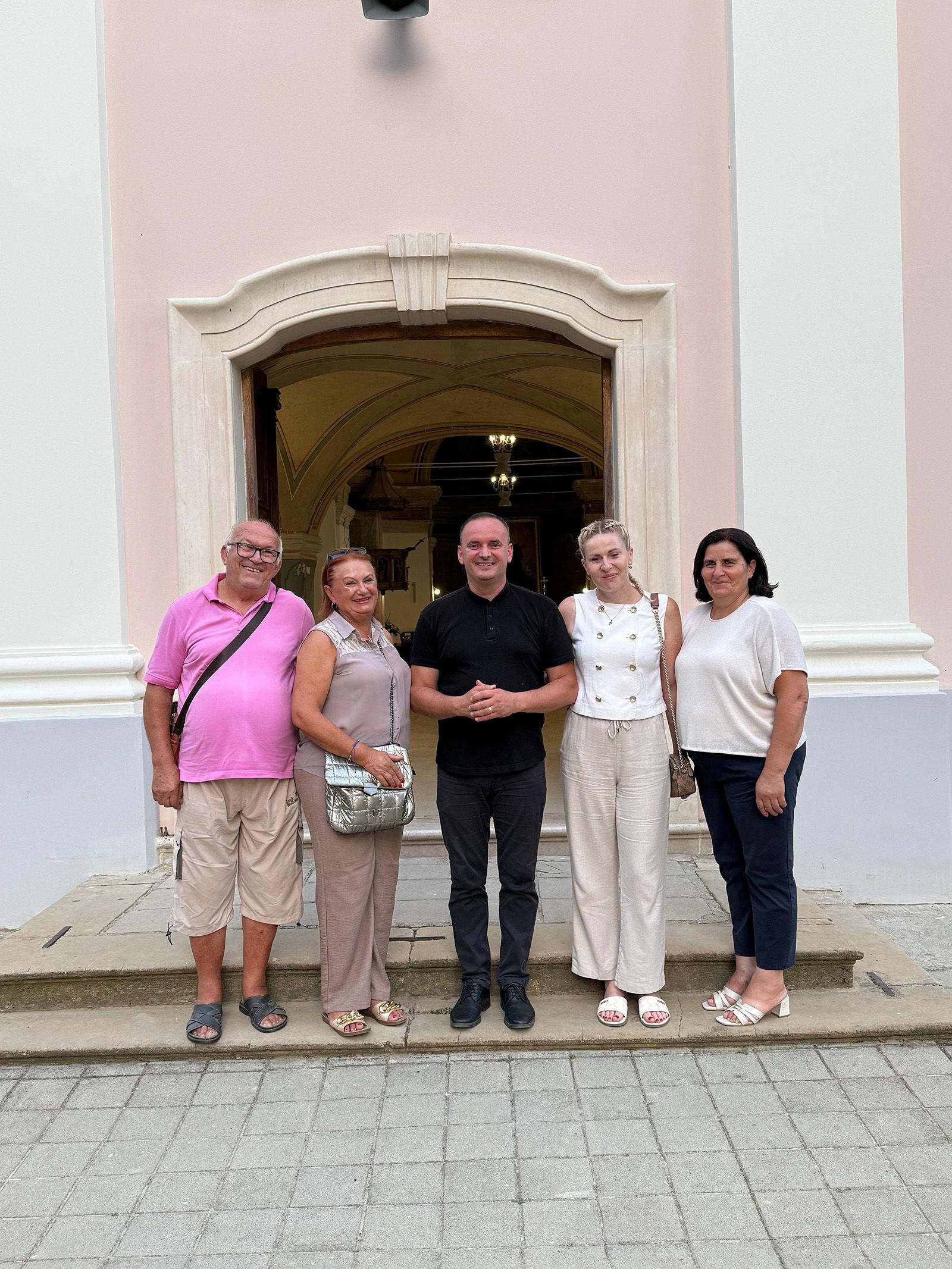 VELEČASNI MIHIL GOJANI PJESMOM „MOJ LIPI ANĐELE - POSTAO HIT NA DRUŠTVENIM MREŽAMA